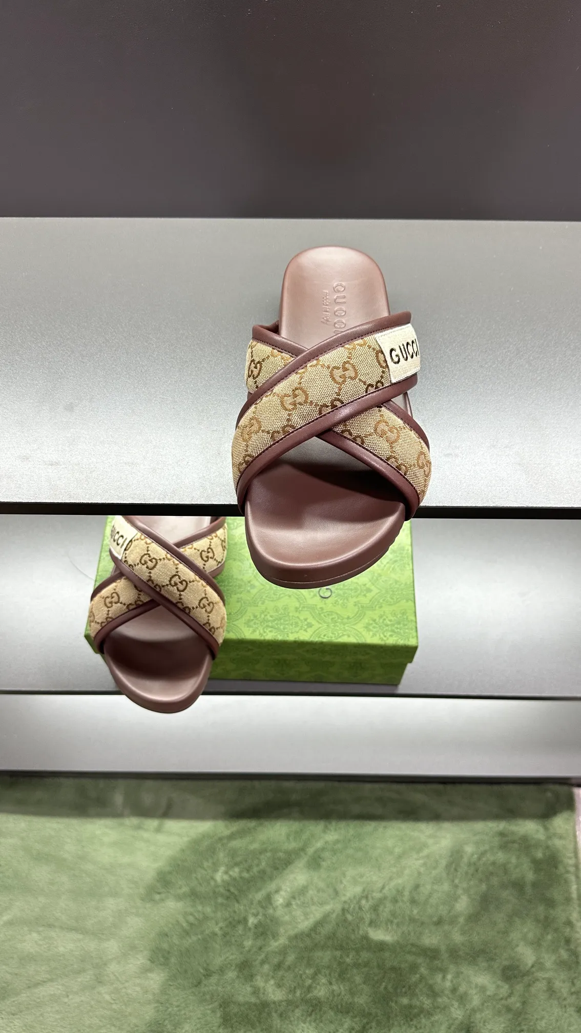 [G Family Couple Style] P: 300💰Female size 36~40 Men's size 39~45, (46. Custom-made Unisex GG slippers This slipper is made of GG polyester fiber and is decorated with a Gucci label on the front, adding a striking logo feel to the style. Beige GG recycled polyester fiber Unisex leather trim "Gucci Made in Italy" embroidered label Rubber sole Flat Made in Italy